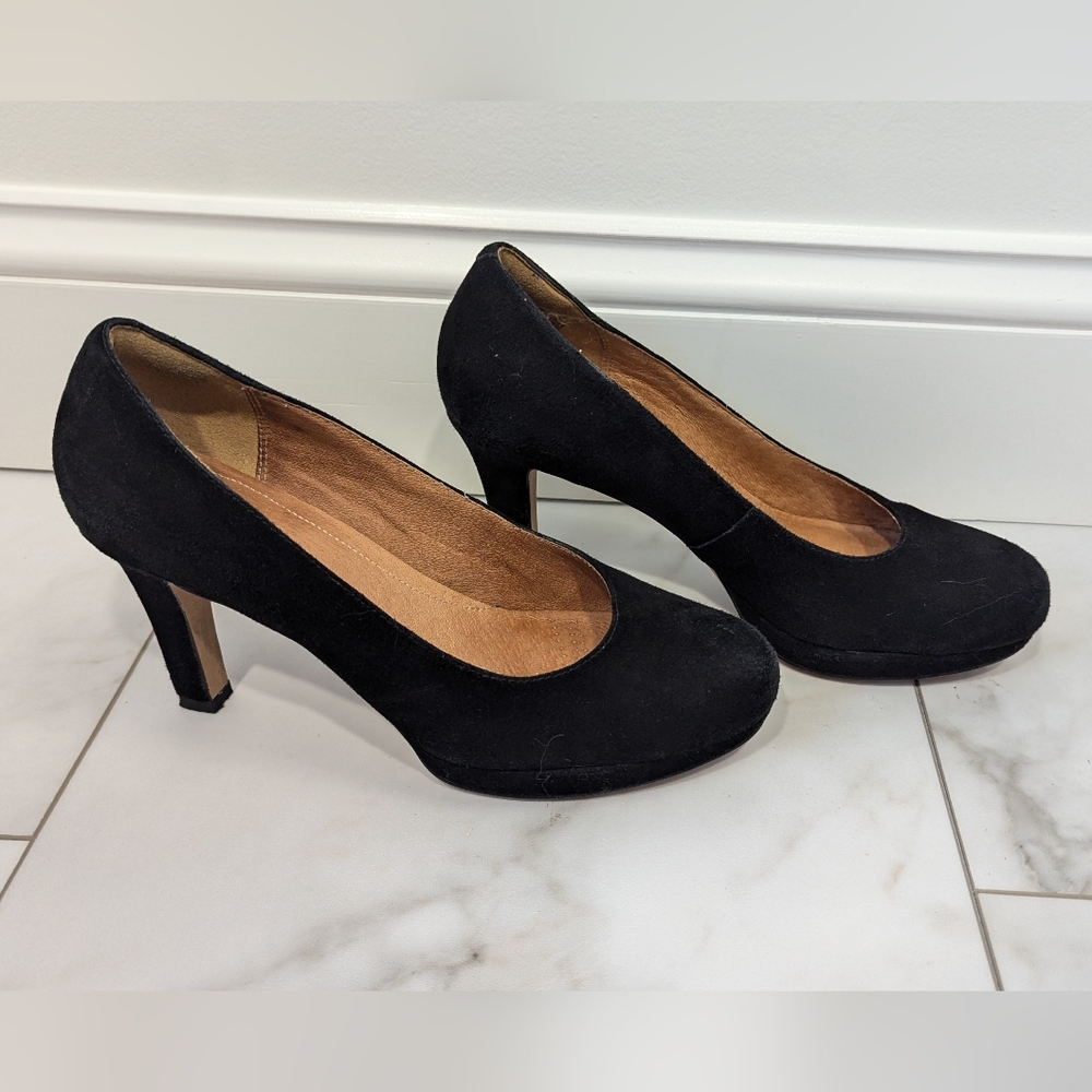 EUC Black Clarks Artisan suede round toe heel sz 8